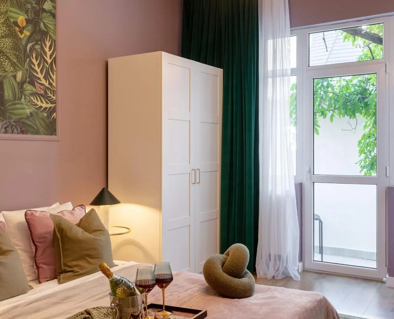 Serene 1Br Apartment In University Square Bucareste